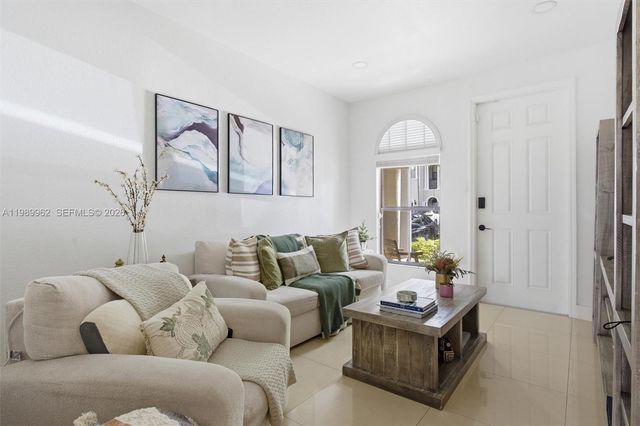 10319 NW 30th Ter, Doral, FL 33172