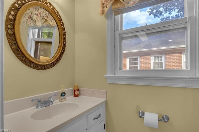 3208 Meadowbrook LN, Chesapeake, VA 23321