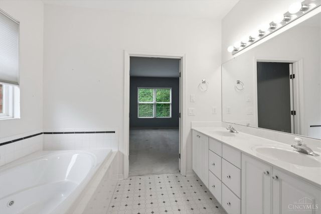 10187 Meadowknoll Drive, Symmes Twp, OH 45140