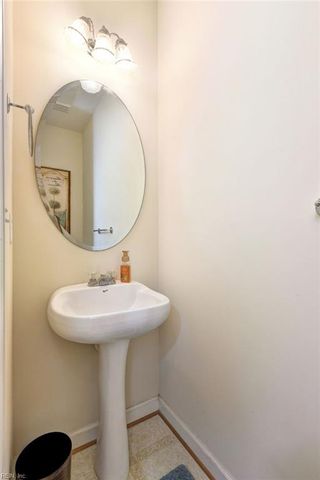 5320 Queen Bishop LN, Williamsburg, VA 23185
