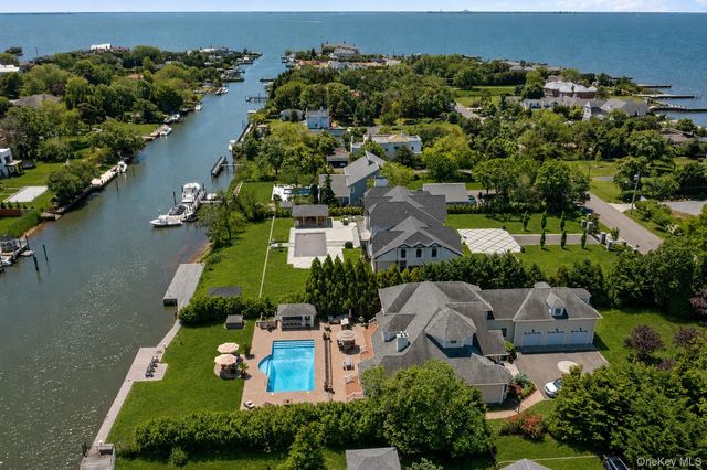 65 W Bayberry Road, Islip, NY 11751