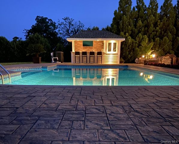 65 W Bayberry Road, Islip, NY 11751