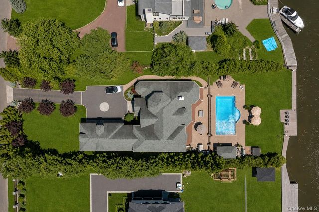 65 W Bayberry Road, Islip, NY 11751