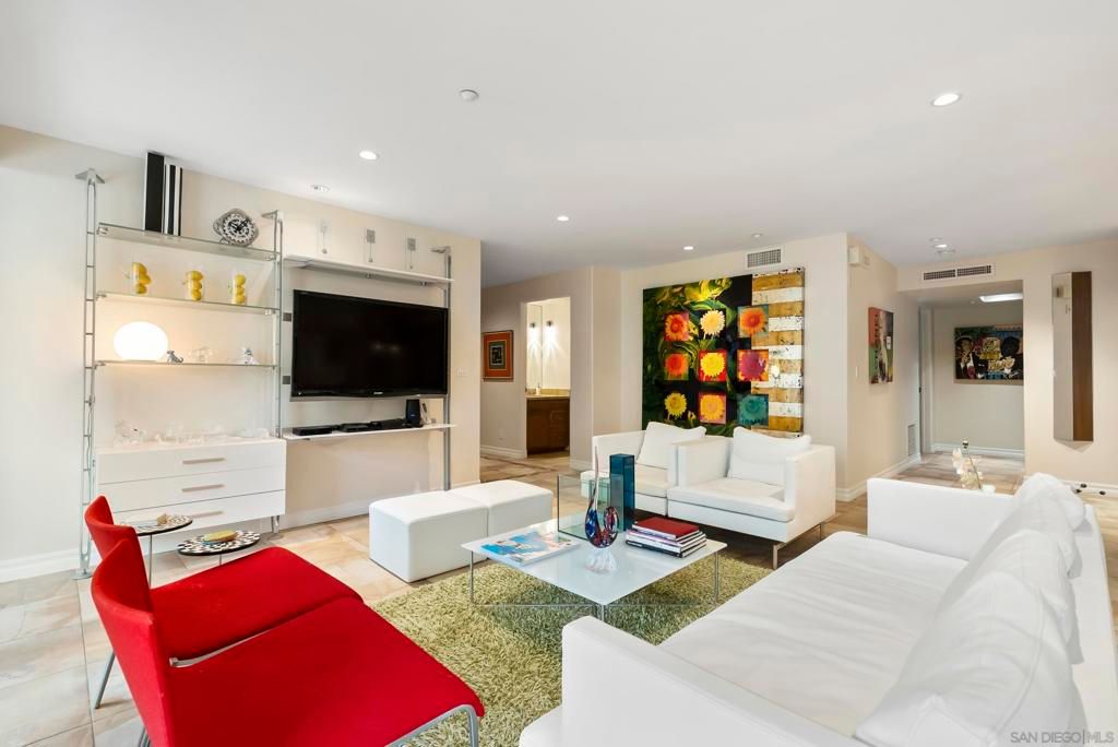 Image 9 of property listing at 202 Coast Blvd 4, La Jolla, CA 92037