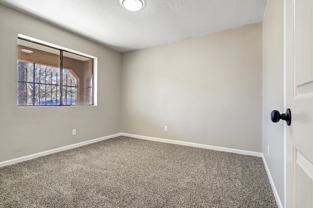 329 46th Street NW, Albuquerque, NM 87105