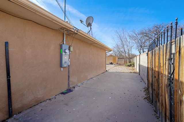 329 46th Street NW, Albuquerque, NM 87105
