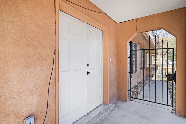 329 46th Street NW, Albuquerque, NM 87105