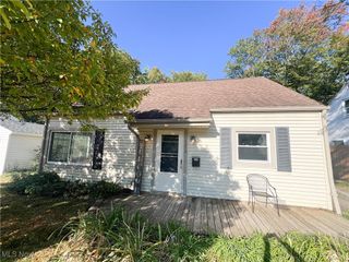 2290 Suncrest Drive, Cuyahoga Falls, OH 44221