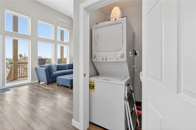 418 S 9th St, Port Aransas, TX 78373