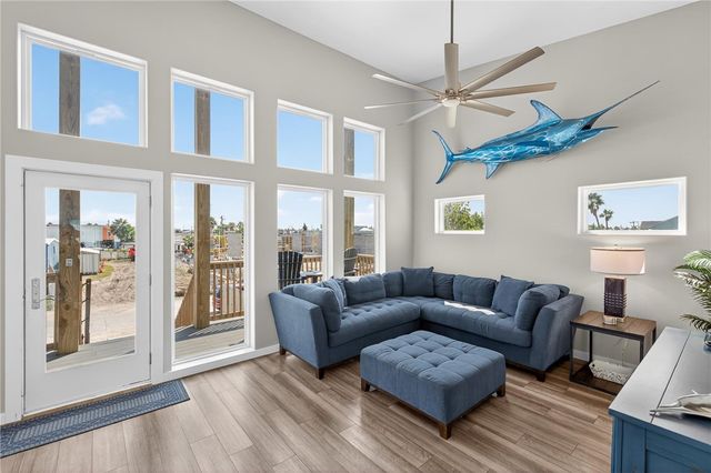 418 S 9th St, Port Aransas, TX 78373