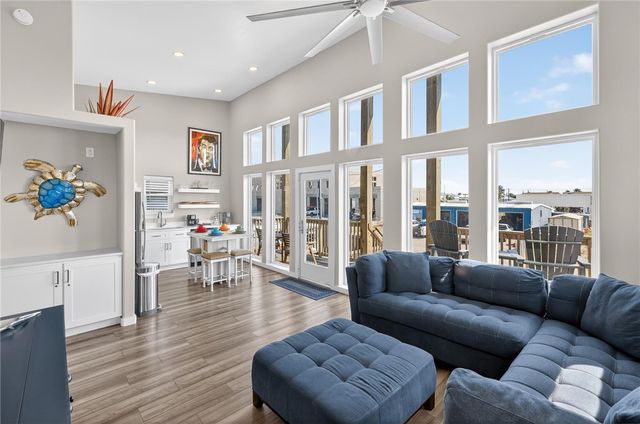 418 S 9th St, Port Aransas, TX 78373