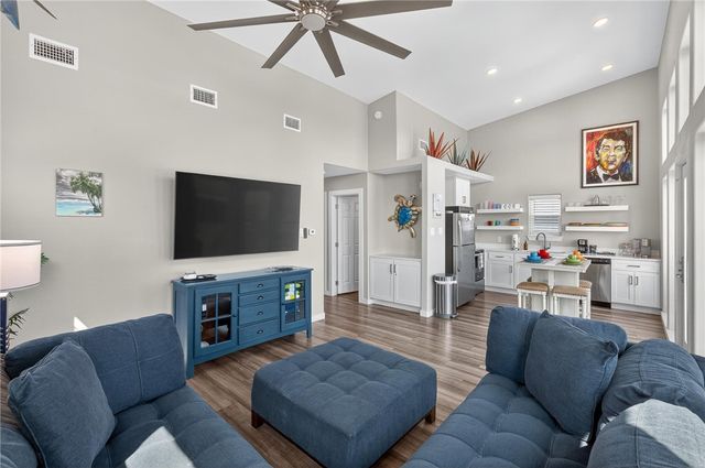 418 S 9th St, Port Aransas, TX 78373