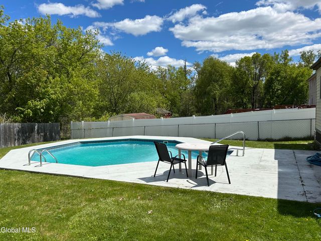 31 Saint George Place, Colonie, NY 12304