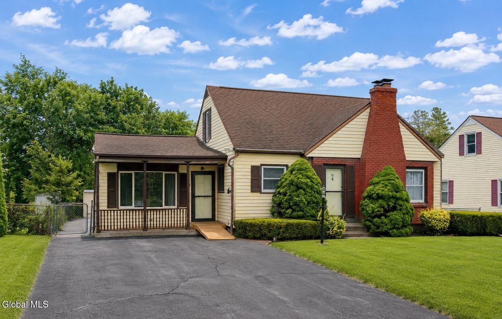 31 Saint George Place, Colonie, NY 12304