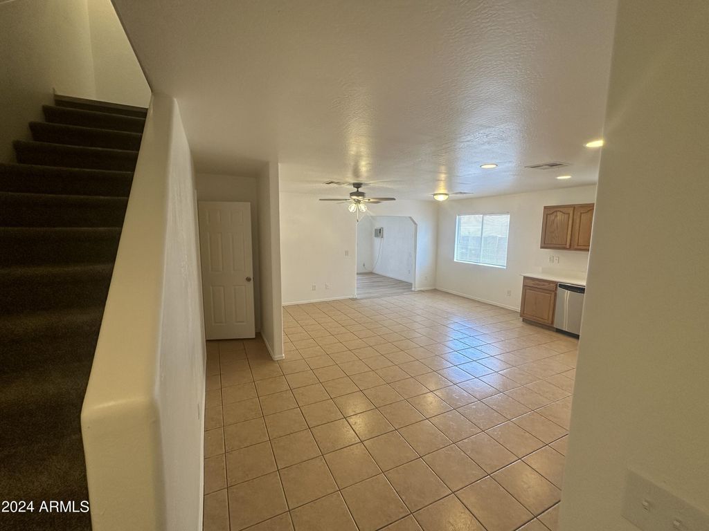 Image 11 of property listing at 2616 E SOUTHGATE Avenue 2, Phoenix, AZ 85040