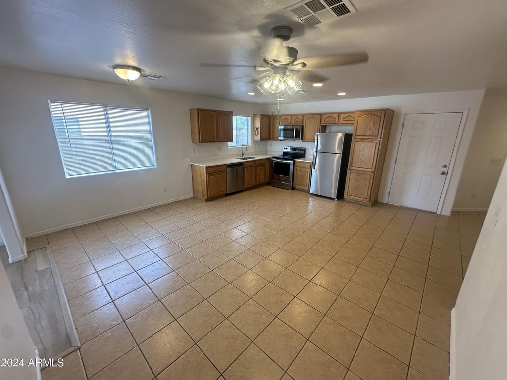 Image 12 of property listing at 2616 E SOUTHGATE Avenue 2, Phoenix, AZ 85040