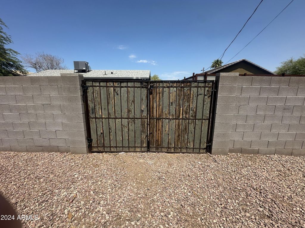 Image 25 of property listing at 2616 E SOUTHGATE Avenue 2, Phoenix, AZ 85040