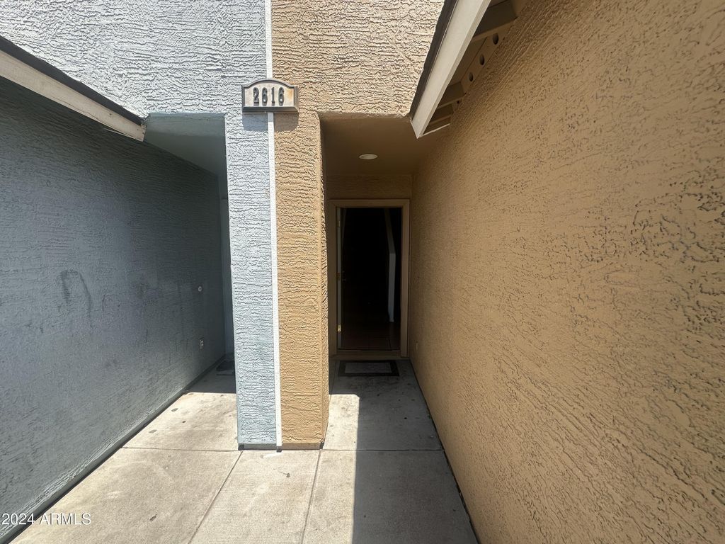 Image 7 of property listing at 2616 E SOUTHGATE Avenue 2, Phoenix, AZ 85040