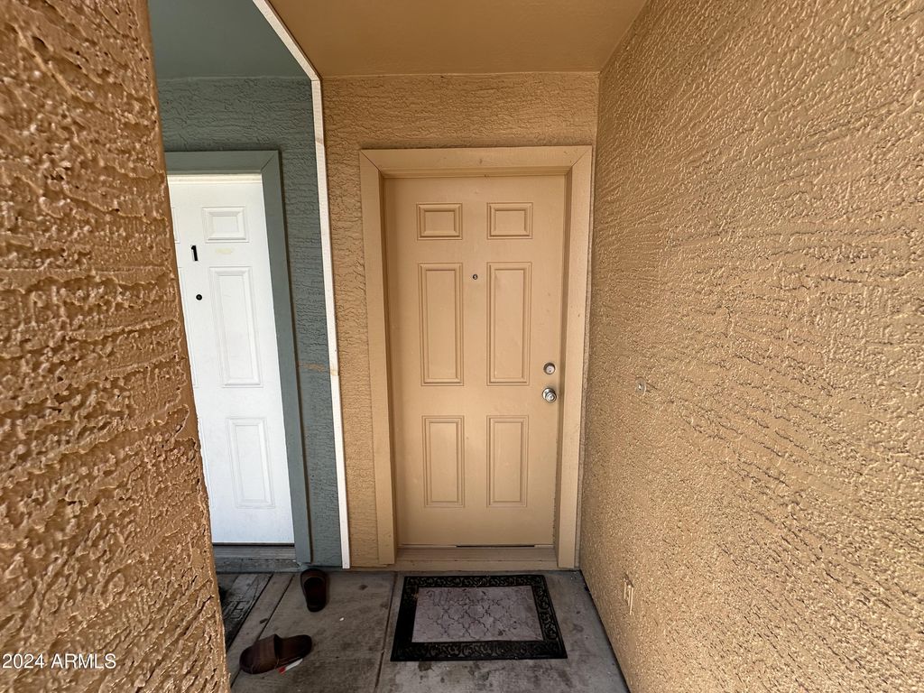 Image 8 of property listing at 2616 E SOUTHGATE Avenue 2, Phoenix, AZ 85040