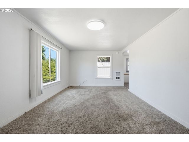 595 S 47TH St, Springfield, OR 97478