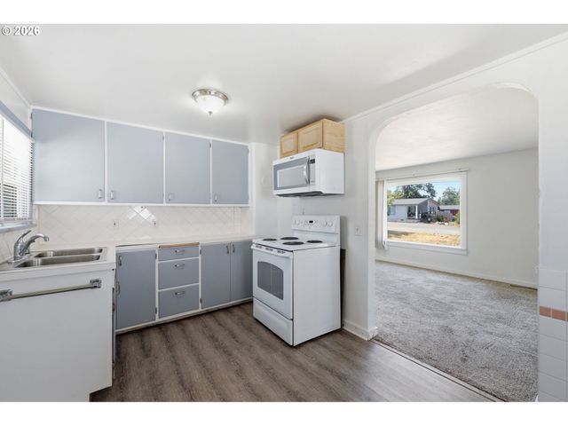 595 S 47TH St, Springfield, OR 97478