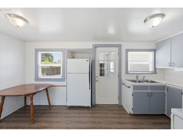 595 S 47TH St, Springfield, OR 97478