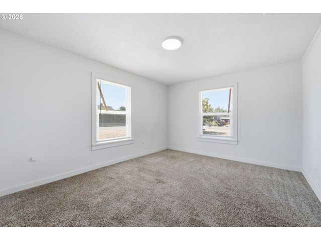595 S 47TH St, Springfield, OR 97478
