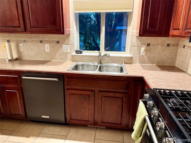 1176 Rutherford Street, Lapeer, MI 48446