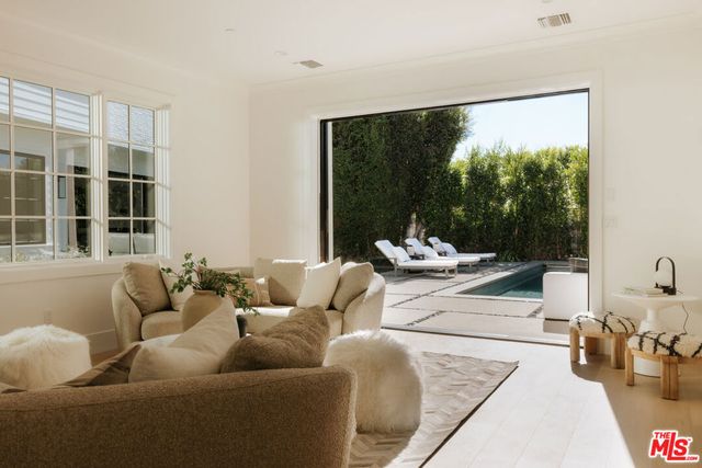 427 N Bundy Drive, Los Angeles, CA 90049