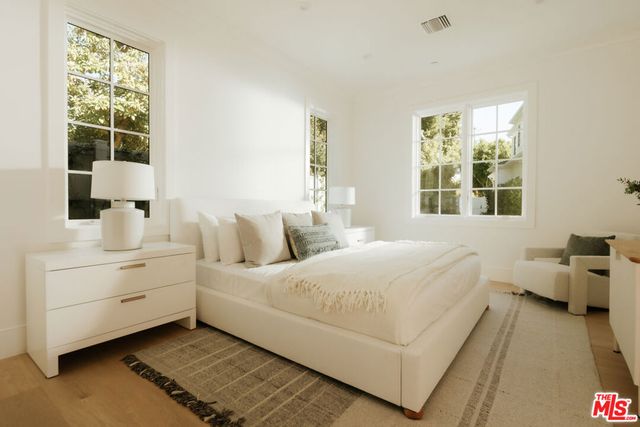 427 N Bundy Drive, Los Angeles, CA 90049