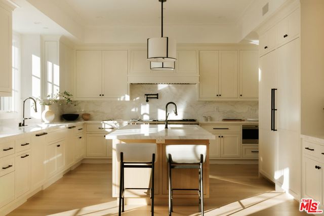 427 N Bundy Drive, Los Angeles, CA 90049