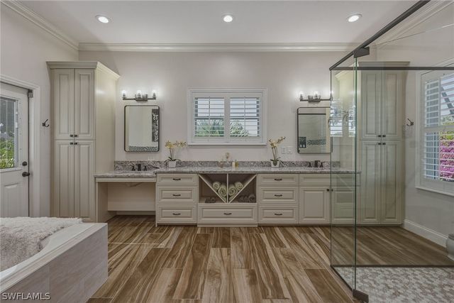 3420 Bedford CT, Naples, FL 34112