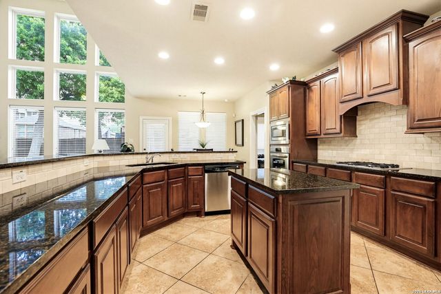 8931 Cimarron Rte, San Antonio, TX 78255