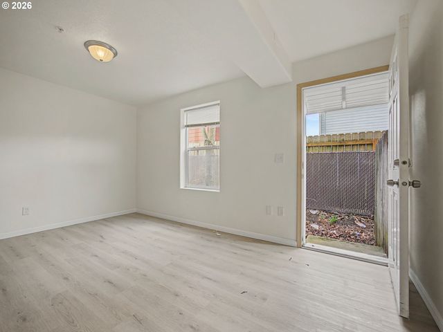 3233 Se 122 D, Portland, OR 97236