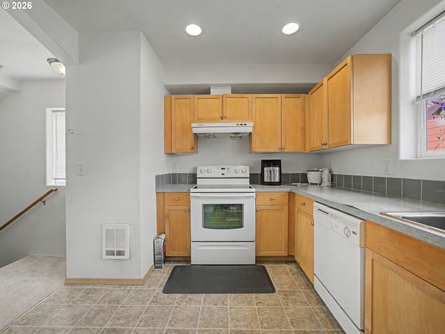 3233 Se 122 D, Portland, OR 97236