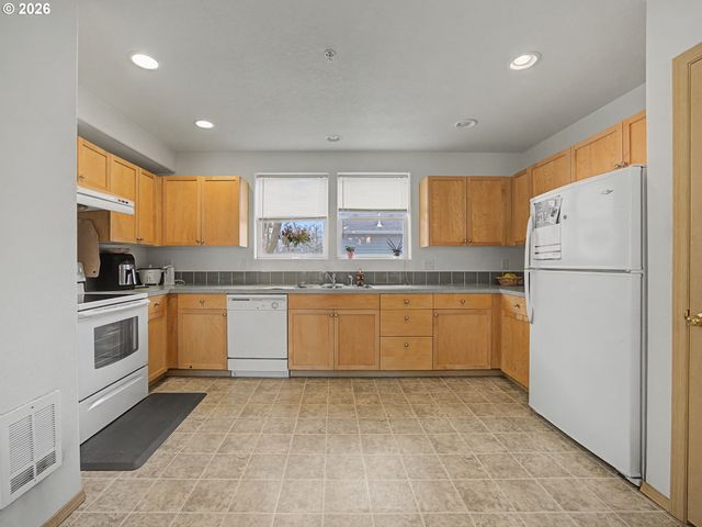 3233 Se 122 D, Portland, OR 97236