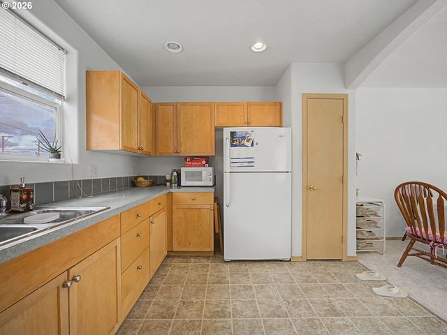 3233 Se 122 D, Portland, OR 97236