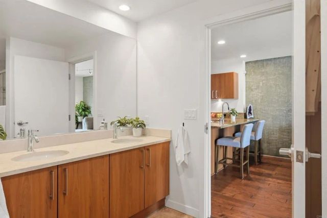 800 The Mark Lane 1002, San Diego, CA 92101