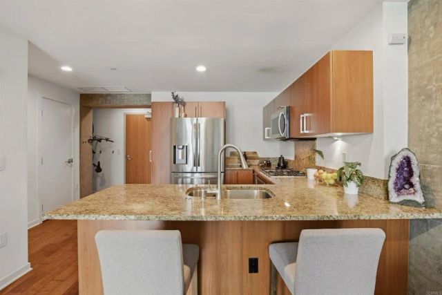 800 The Mark Lane 1002, San Diego, CA 92101