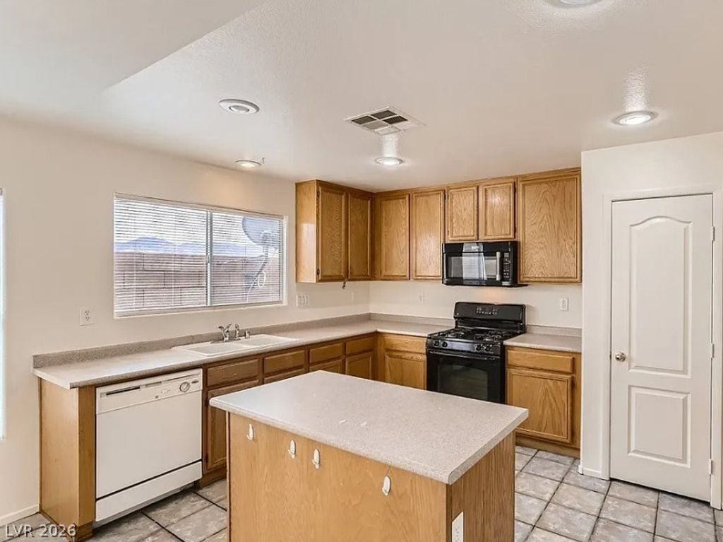 Image 4 of property listing at 11940 White Lilly Street, Las Vegas, NV 89183