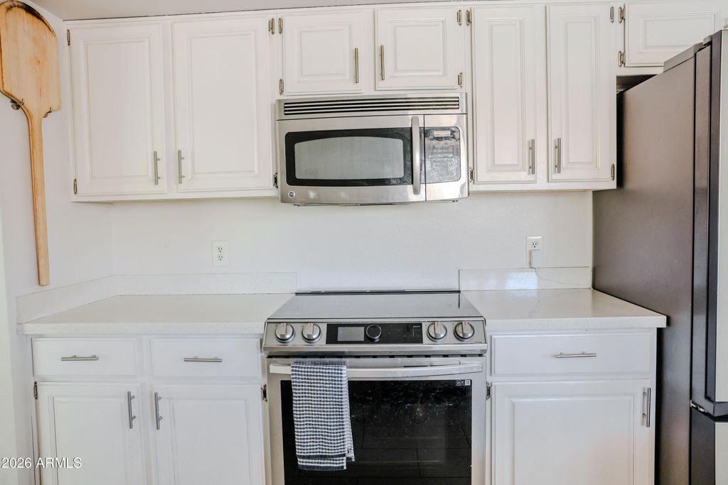 Image 10 of property listing at 10130 W MEADOWBROOK Avenue, Phoenix, AZ 85037
