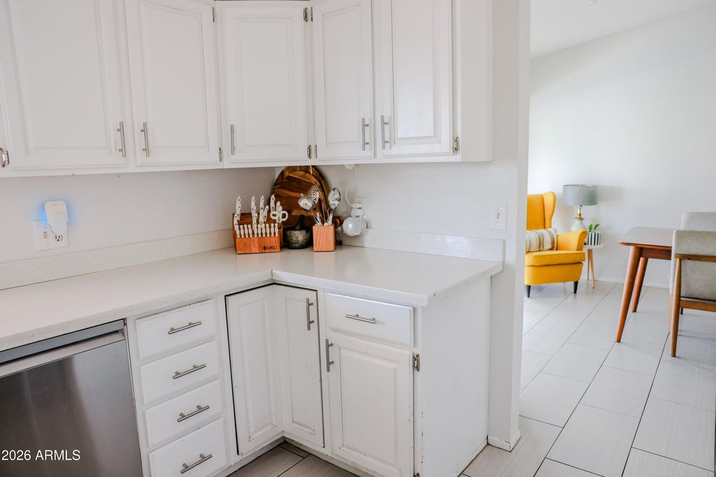 Image 11 of property listing at 10130 W MEADOWBROOK Avenue, Phoenix, AZ 85037