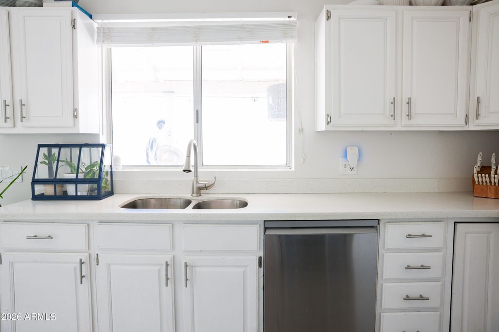 Image 12 of property listing at 10130 W MEADOWBROOK Avenue, Phoenix, AZ 85037