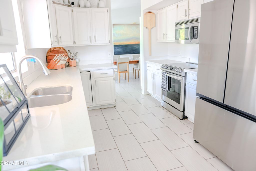 Image 13 of property listing at 10130 W MEADOWBROOK Avenue, Phoenix, AZ 85037
