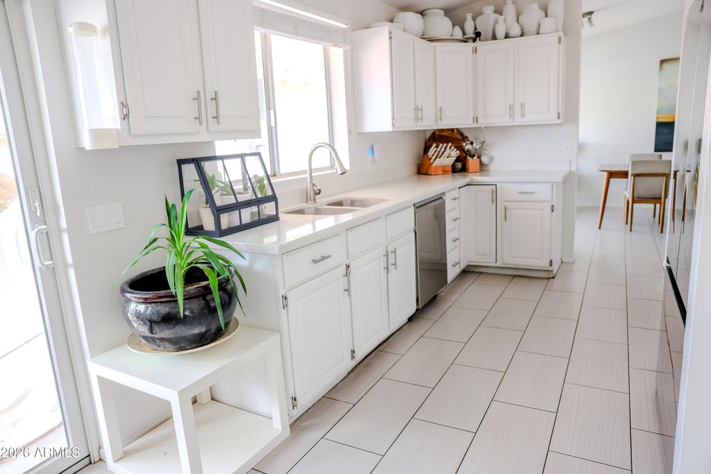 Image 14 of property listing at 10130 W MEADOWBROOK Avenue, Phoenix, AZ 85037