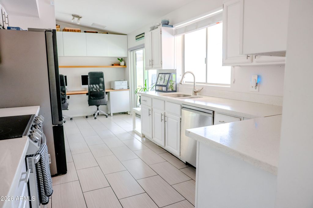 Image 15 of property listing at 10130 W MEADOWBROOK Avenue, Phoenix, AZ 85037
