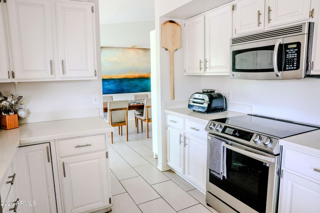 Image 16 of property listing at 10130 W MEADOWBROOK Avenue, Phoenix, AZ 85037