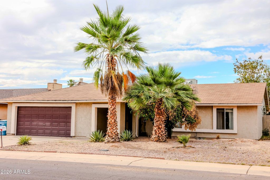 Image 2 of property listing at 10130 W MEADOWBROOK Avenue, Phoenix, AZ 85037