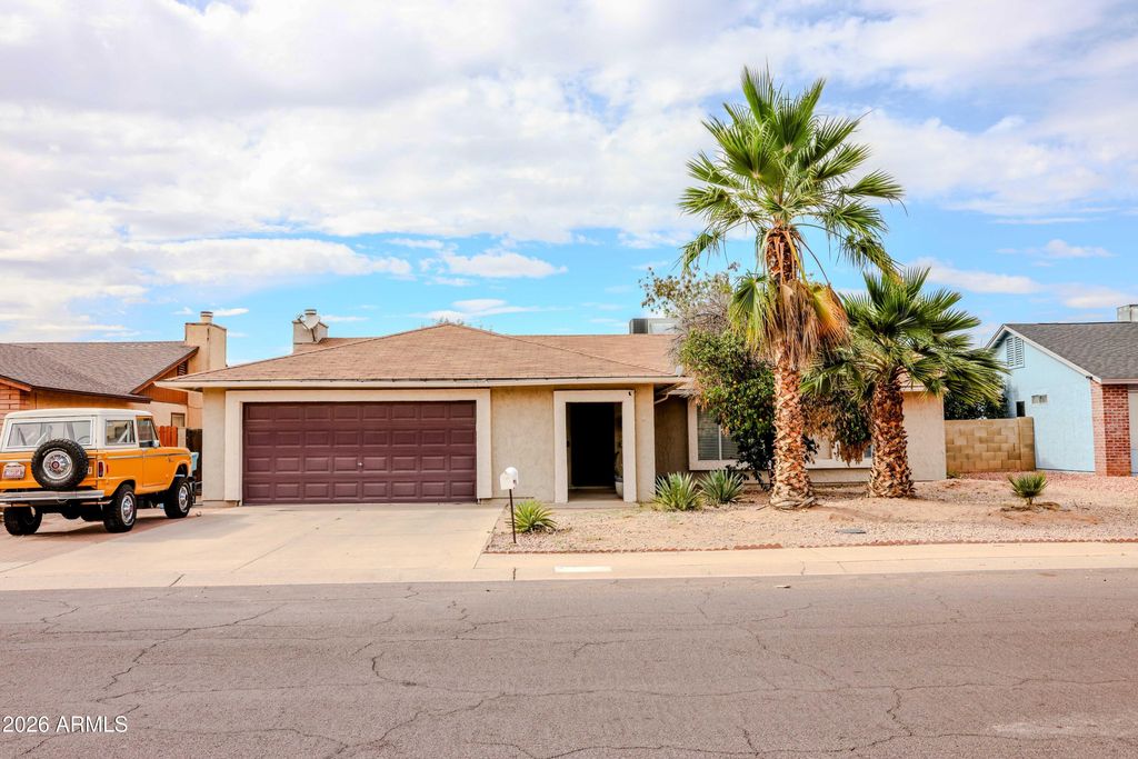 Image 3 of property listing at 10130 W MEADOWBROOK Avenue, Phoenix, AZ 85037