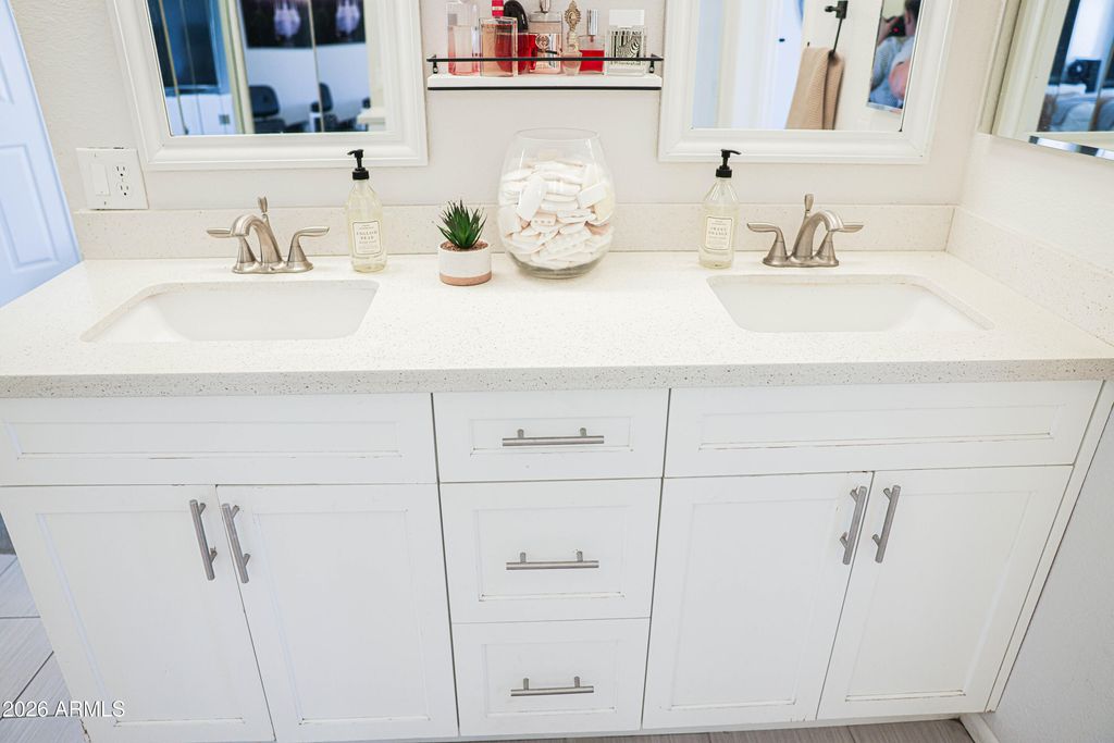 Image 33 of property listing at 10130 W MEADOWBROOK Avenue, Phoenix, AZ 85037